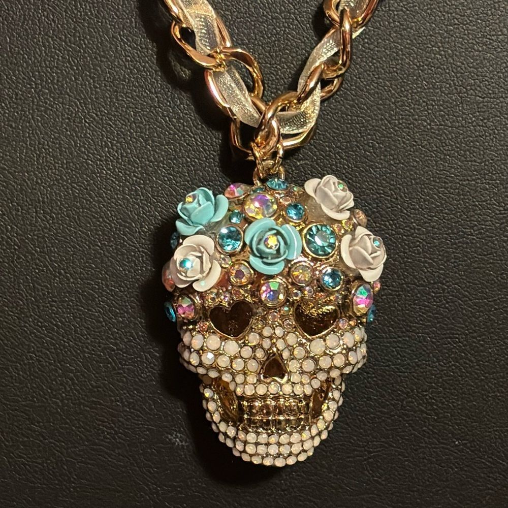 NWT Betsey Johnson white & blue sugar skull necklace.